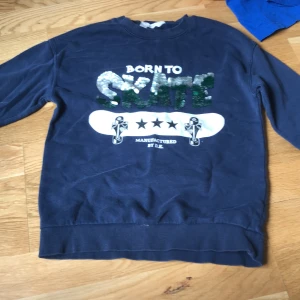 Hoodie - Jag har använt den några gånger och hoodien har inga hål och är som ny.