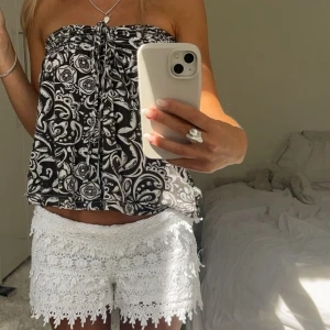 Vita lågmidjade spets shorts - Säljer dessa vita lågmidjade spets shorts. Har du någon fråga är det bara att höra av dig🫶🏻