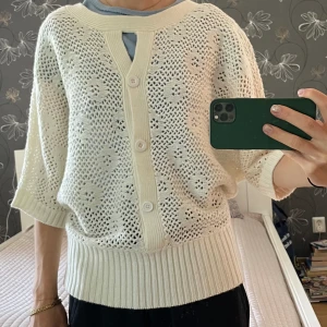 Vit stickad kofta  - Köpt second hand, den har tyvärr ingen storlek men skulle chans på S