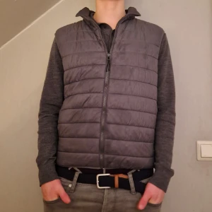 Grå väst - Renser lite ur garderoben, grå zara väst som är storlek L men passar även M. Skriv om du har några funderingar!