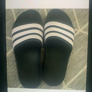 Adidas tofflor - Helt okej