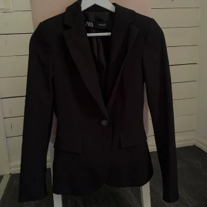 Svart kavaj från Zara! - Svart kavaj i fint skick. Köpt här på Plick för några månader sedan, då i relativt nyskick förutom en liten defekt i innerfickan som inte alls syns eller märks av. Säljer på grund av att den blivit för liten för mig☺️Kavajen är i ”Slim Fit”!
