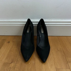 Svarta klackskor - Från stradivarius, välanvända men i väldigt bra skick! Det är strl 39 men passar en med strl 40 skulle jag säga 