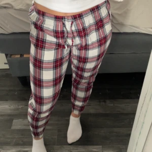 Pyjamasbyxor  - Säljer dessa pyjamas byxor då dom inte kommer till användning längre, köpte dom för cirka 2 år sedan och är använda ett fåtal gånger men har inga defekter💗