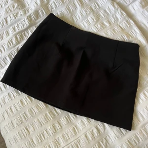 Svart miniskirt  - Helt ny va tyvärr för liten för mig, har inbyggda shorts