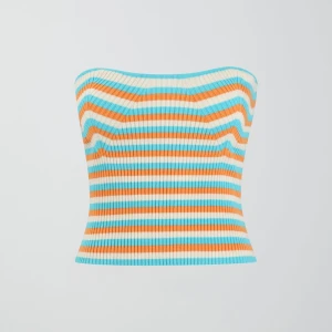 Tubtopp Gina Tricot  - Sååå fin tube top från Gina Tricot i ribbad modell💙🩵🧡Tjockare tyg så sitter bra och inte genomskinlig. Storlek L och stretchig! Helt ny med lappen kvar, aldrig använd 🤩Säljes pga har för mkt kläder. Sååå söt till en lowrise volangkjol eller jeans! 