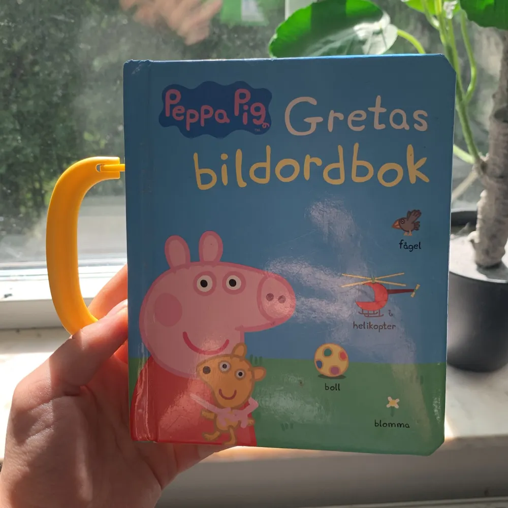 Säljer Dena Greta gris bok med handtag väldigt bra skick!🤍. Övrigt.