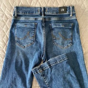 LTB jeans - Fina Ltb jeans i storlek W27L34, modellen ”Fallon”. Lite slitna längst ner i benen annars bra skick 💙