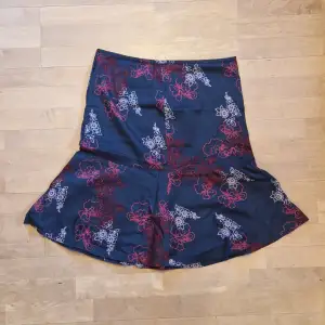 Superfin kjol i skön kvalitet, gillar inte hur den sitter på mig och den är liiite liten för mig. Nyskick och sååå fint mönster.