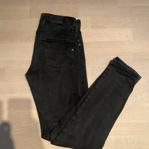 Replay jeans (Anbass) - Ett par riktigt schyst Replay jeans i bra skick, Pris kan diskuteras vid snabb affär Hör av dig vid frågor!