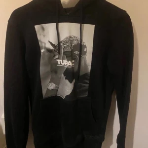Tupuc  - Tupuc hoddie svart, kommer ej till användning längre därför säljer jag denna kontakta gärna om ni har några frågor 