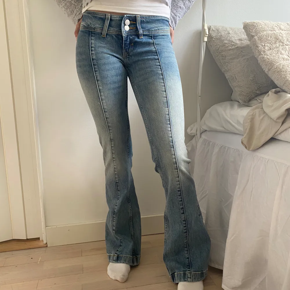 Helt nya ordentligt lågmidjade bootcut sänker till 400 i snabb affär. jeans från monki som inte säljs längre.   Innerbenslängd: 78cm Midjemått: 32-34cm (har stretch) Grenhöjd: 16,5 cm 💗 Säljer fler jeans.. Jeans & Byxor.