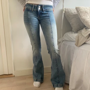 lågmidjade bootcut jeans - Helt nya ordentligt lågmidjade bootcut sänker till 400 i snabb affär. jeans från monki som inte säljs längre.   Innerbenslängd: 78cm Midjemått: 32-34cm (har stretch) Grenhöjd: 16,5 cm 💗 Säljer fler jeans.