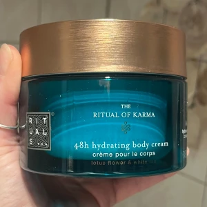 Ny! Body creme rituals karma - Helt ny body creme från rituals i doften karma. 220ml ord pris 229:-  Kika gärna på mina andra annonser, har massor av nya rituals produkter att sälja 💗
