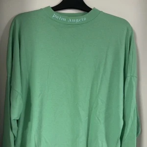 Palm angels tröja - Palm angels långärmad t shirt. Storlek XS oversize, passar S. Aldrig använd då den varit för liten.  Nypris runt 2200kr