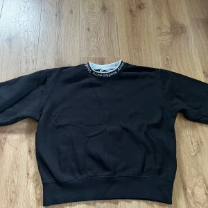 Acne Studios Crewneck - Tröjan är i storlek small men är oversized. Använt men i gott skick.