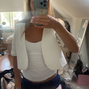 Bolero - Säljer en super söt bolero från märket cream!! Aldrig fått någon användning av den så hoppas någon anna kan få det🥰