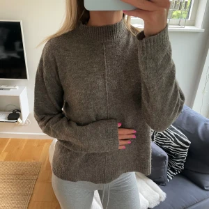 Stickad tröja - Så gosig stickad tröja ifrån Kappahl. Stolek M. Färgen är grå / brun. 