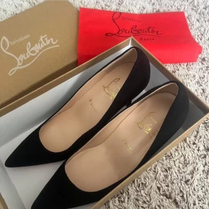 Christian Louboutin - Jag skulle ge dom till min tjej hon andvände dom några gånger sen lämna hon mig och hon glömde dom så jag säljer dom skick 8/10 nypris 7800 dm vid fler frågor pris går att diskutera.