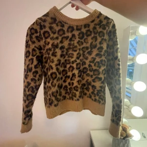 Leopard tröja - Supersnygg och trendig stickad tröja! perfekt till sena sommarkvällar!