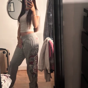 Ecko Unltd mjukisbyxor  - Lågmidjade mjukisbyxor av märket Ecko Unltd. Helt oanvända med prislapp kvar. Ursprungspris snittar runt 600kr❤️