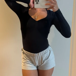 Skims body - En långärmad sculpting bodysuit. Köpt för 1000kr. Den är mycket liten i storleken så sitter som en XS, Helt oanvänd🤍💫. 
