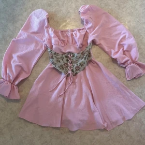 Sommar klänning  - Sommar klänning med corset i midjan storlek s aldrig använd 