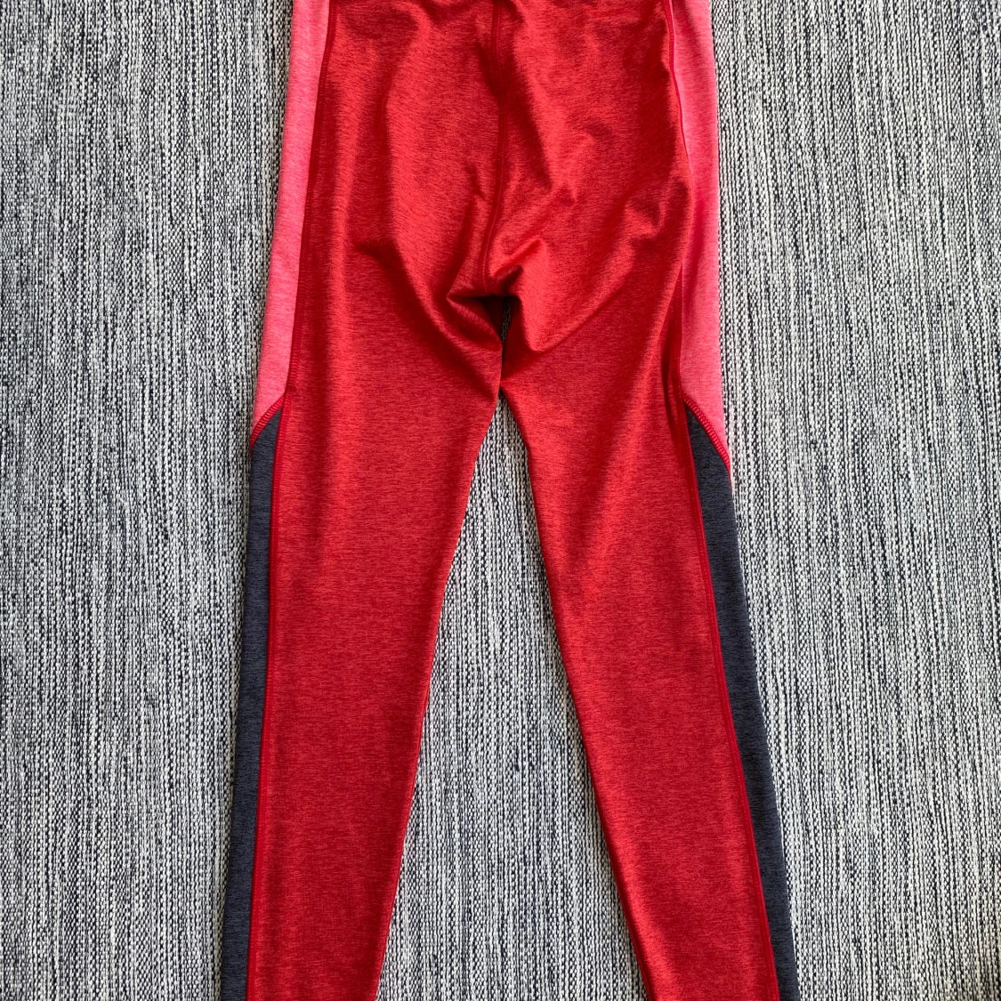 Nya röda träningstights från Röhnisch i strl S. - 90