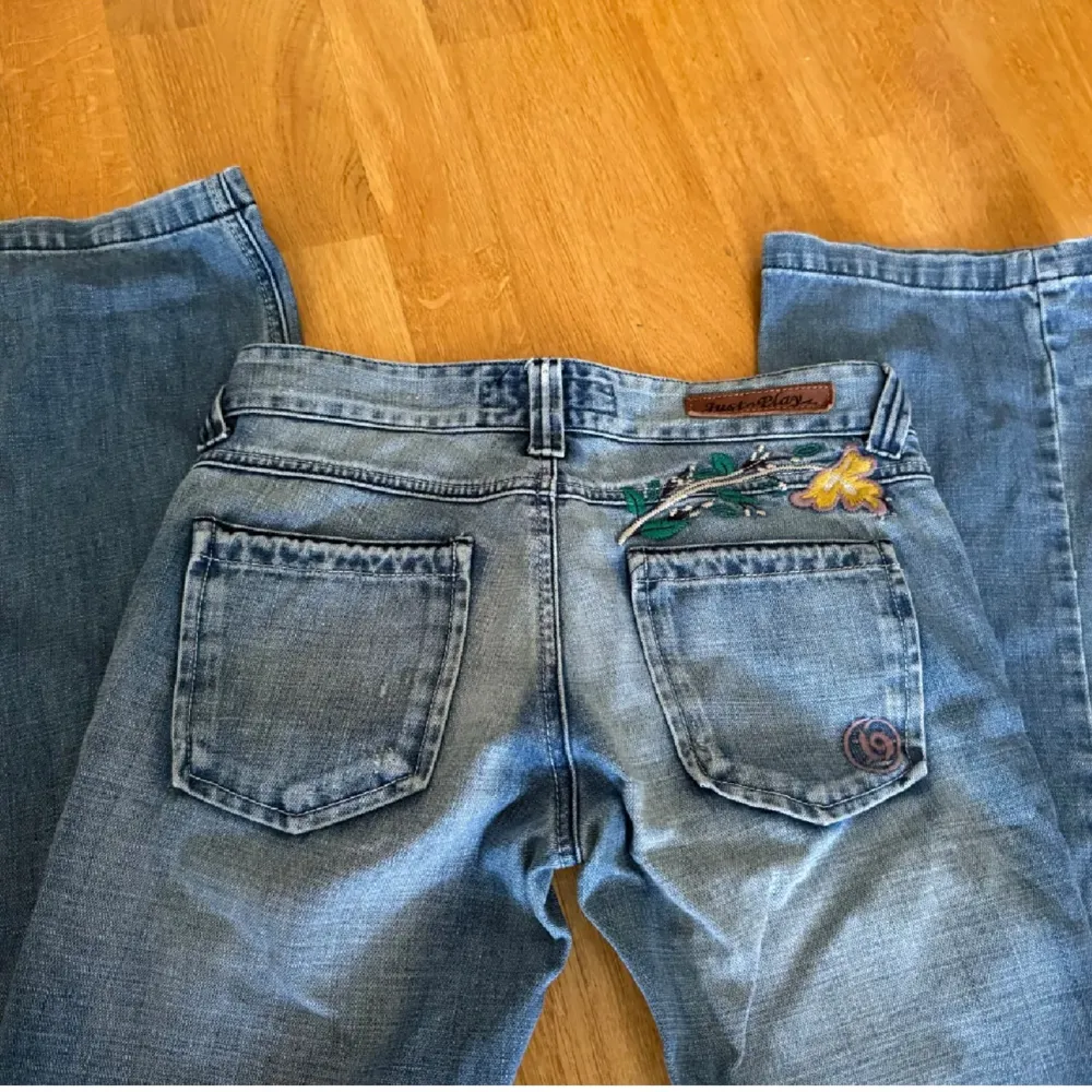 Snygga lågmidjade jeans med detaljer 😍 Midjemått: 36cm rakt över. Innerbenslängden 85cm. Jeans & Byxor.