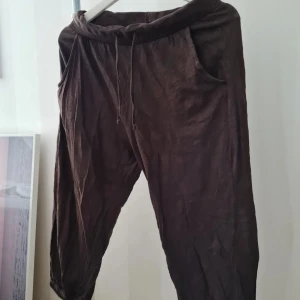 Bruna capribyxor strl H&M - Strl 36 Bruna, tunnare capribyxor. Lite pösiga i modellen. Från H&M. Ljusare än nya och ytludd. 100% bomull.