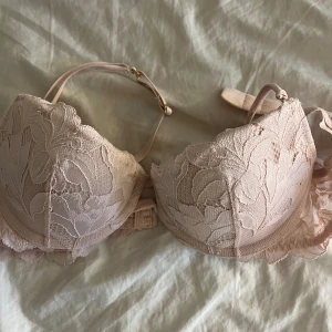 Bh från Hm  - Ljusrosa BH från hm, säljer då den är för liten för mig. Endast provad var bara för snabb att ta av lappen och sen hamna den i garderoben.