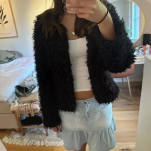 Päls jacka  - Super skön och snygg svart päls jacka som tyvärr inte kommit till så mycket användning 😔💗