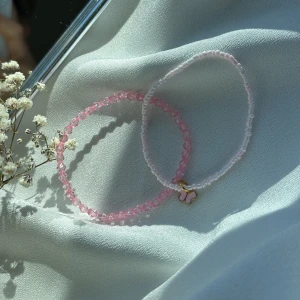 Handgjorda armband 🤍🌸 - 50kr för båda