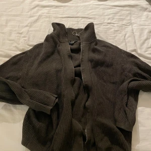 Långärmad tröja  - Tröjan är inte använd. Skicket är väldigt bra. Inga skador. Köpt från tiger of sweden. 