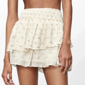 Zara kjol - Intressekoll! Fin kjol från zara som inte säljs längre! Storlek L i bra skick. Skriv vid frågor eller intresse💕💕