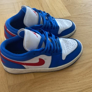 Jordan 1 low str. 37,5 - I bra skick fast om man kollar noga så ser man att den är använda.