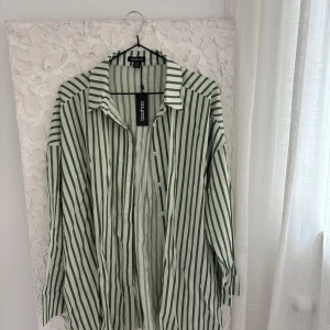 Ny skjorta - Cool randig skjorta med lapp kvar, oversized i modellen💞 