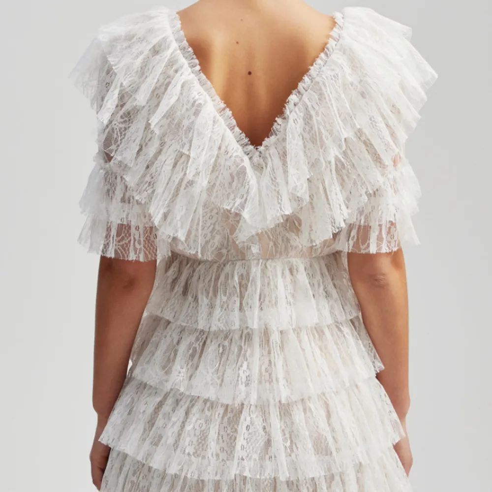 Underbar klänning från by malina i superbra skick, endast använd en gång! Köpt på nk Göteborg för 2800🩷🩷. Klänningar.