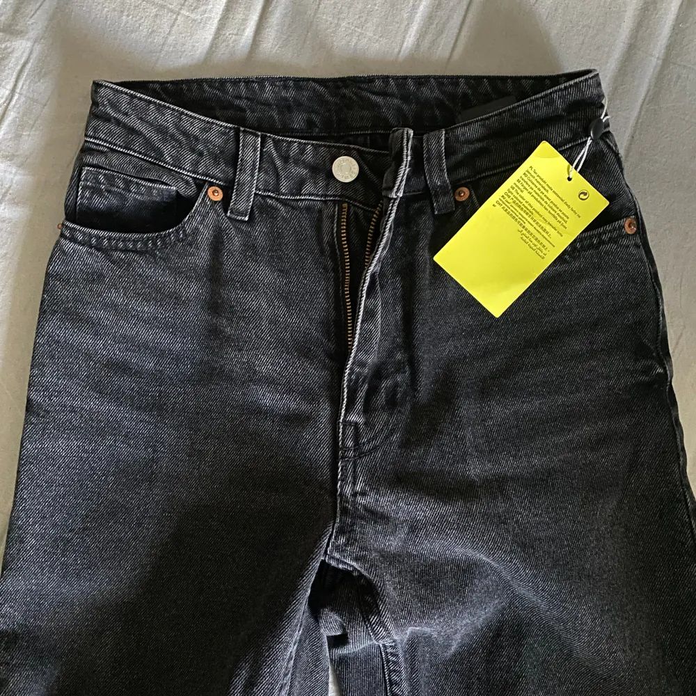 Svarta vida jeans frĂ„n monki i storlek 32đ. Farkut & Housut.