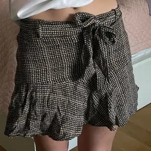 En snygg stilig kjol från Zara med insydda shorts, som aldrig använts. Passar till sommaren samt till hösten❤️🌸