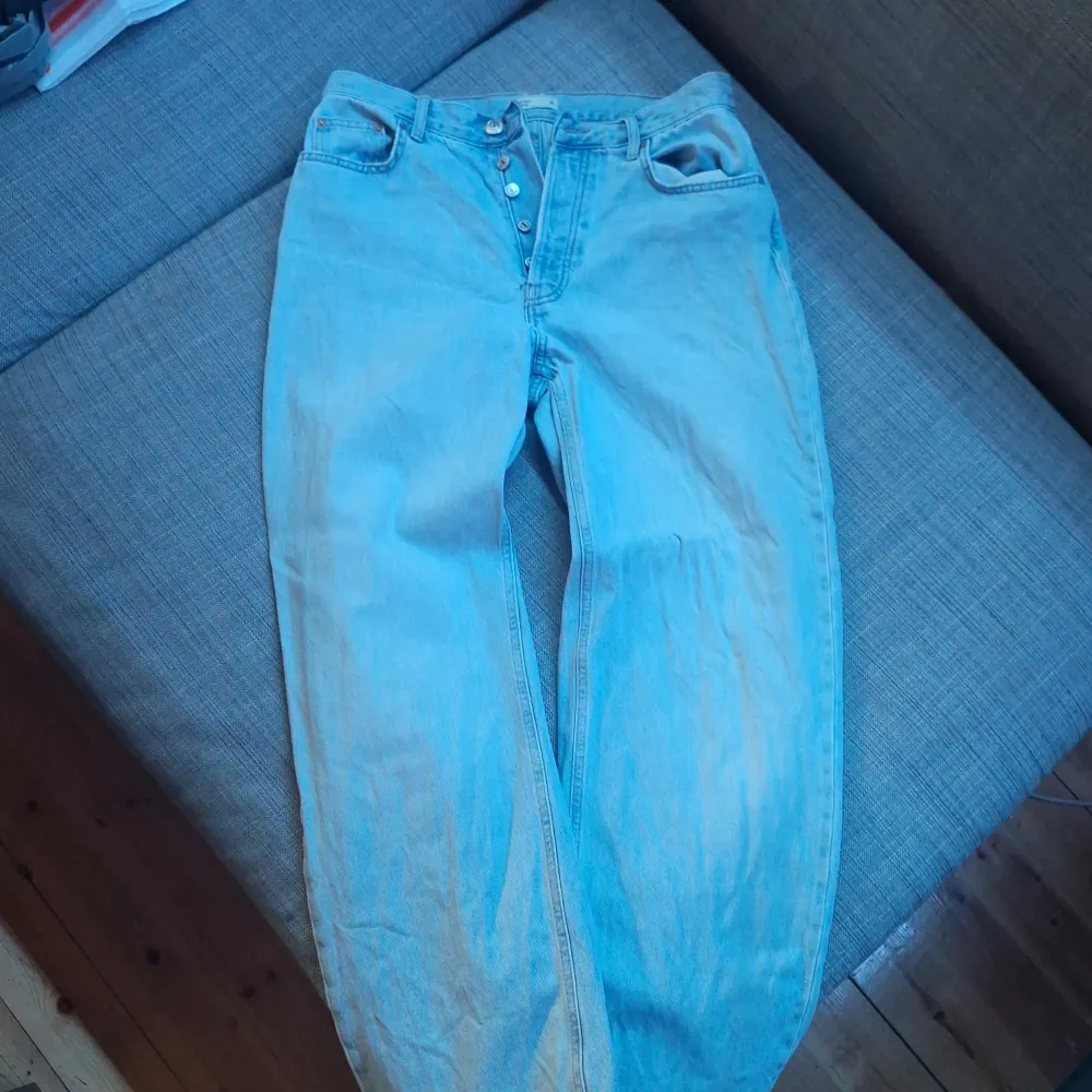 Baggy jeans från Gina Tricot i storlek 38. Har används ganska mycket men ganska bra skick. Har ett litet hål i ena bakfickan.  Pris kan diskuteras.. Jeans & Byxor.
