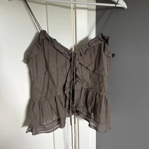 Topp från Zara - Super söt topp från Zara! Knappt använd.