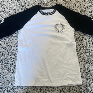 Chrome Hearts Long Sleeve - 10/10 Skick aldrig använd, riktig bra kvalitet, bra material, alla tags finns. Tveka inte på att skriva om du har ett rimligt prisförslag/fråga    OBS: 1-till-1