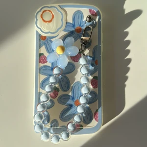 Blommig mobilskal - Ett perfekt skal för sommaren.🌸🌻 För IPhone XR. Användes endast 1 gång pga brytning av mobil.