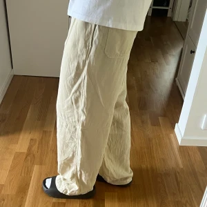 Zara linnebyxor - Säljer dessa vida linnebyxorna från zara. De är herrbyxor i stl S/M samt högmidjade. Byxorna är i fint skick, inga hål eller liknande.