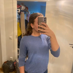 Stickad tröja med trekvarts ärm  - Blå stickad tröja. Mjukt material.💕