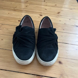 Svarta skor från Dasia - Super söta skor från Dasia i fint skick!  