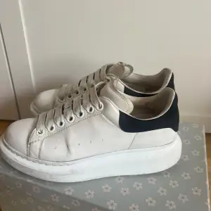 Säljer mina sneakers från Alexander Mqueen. Dom är äkta och köpta för ungefär 5 år sen på Mytheresa för ca 6000kr. Jag har ingen box och inte heller kvitto då det är såpass längesen, därav priset också🫶🏽