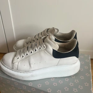 Alexander Mqueen sneakers  - Säljer mina sneakers från Alexander Mqueen. Dom är äkta och köpta för ungefär 5 år sen på Mytheresa för ca 6000kr. Jag har ingen box och inte heller kvitto då det är såpass längesen, därav priset också🫶🏽