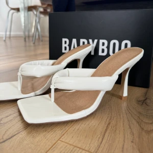 Klackar  - Jättefina klackar till sommaren som är oanvända. Dock kom min katt åt de och har bitit på ena skons klack och även lite på sulan så pris kan diskuteras. Nypris 734🩷